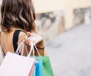 woman-3040029_1920-red